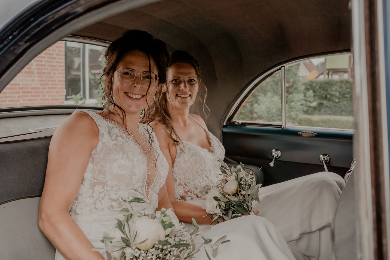 Bruidspaar ontspannen op de achterbank van de Cadillac