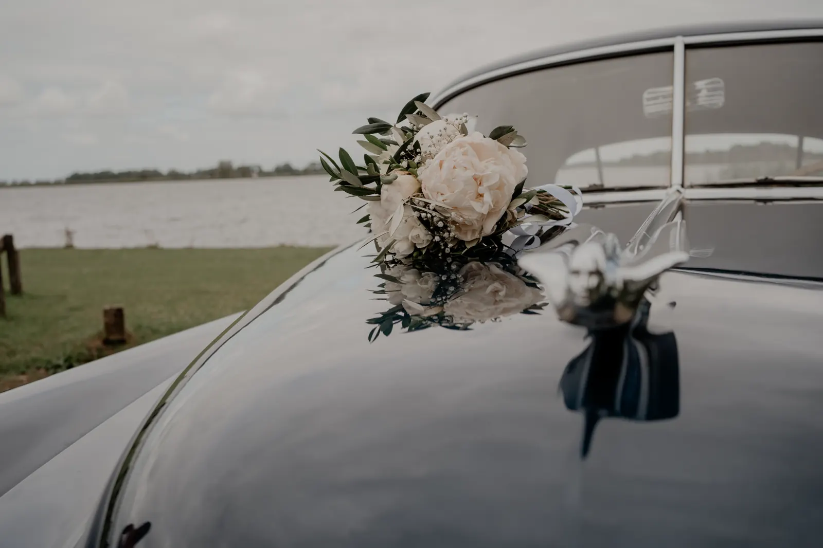 Boeket op de motorkap van de Cadillac