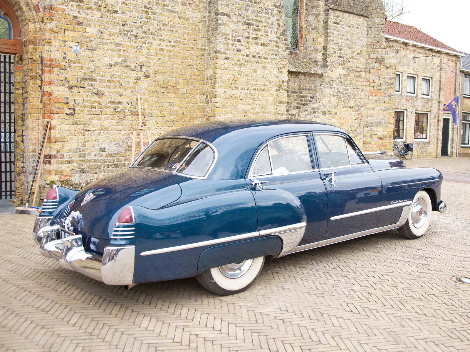 De Cadillac bij de kerk, klaar voor een volgende rit