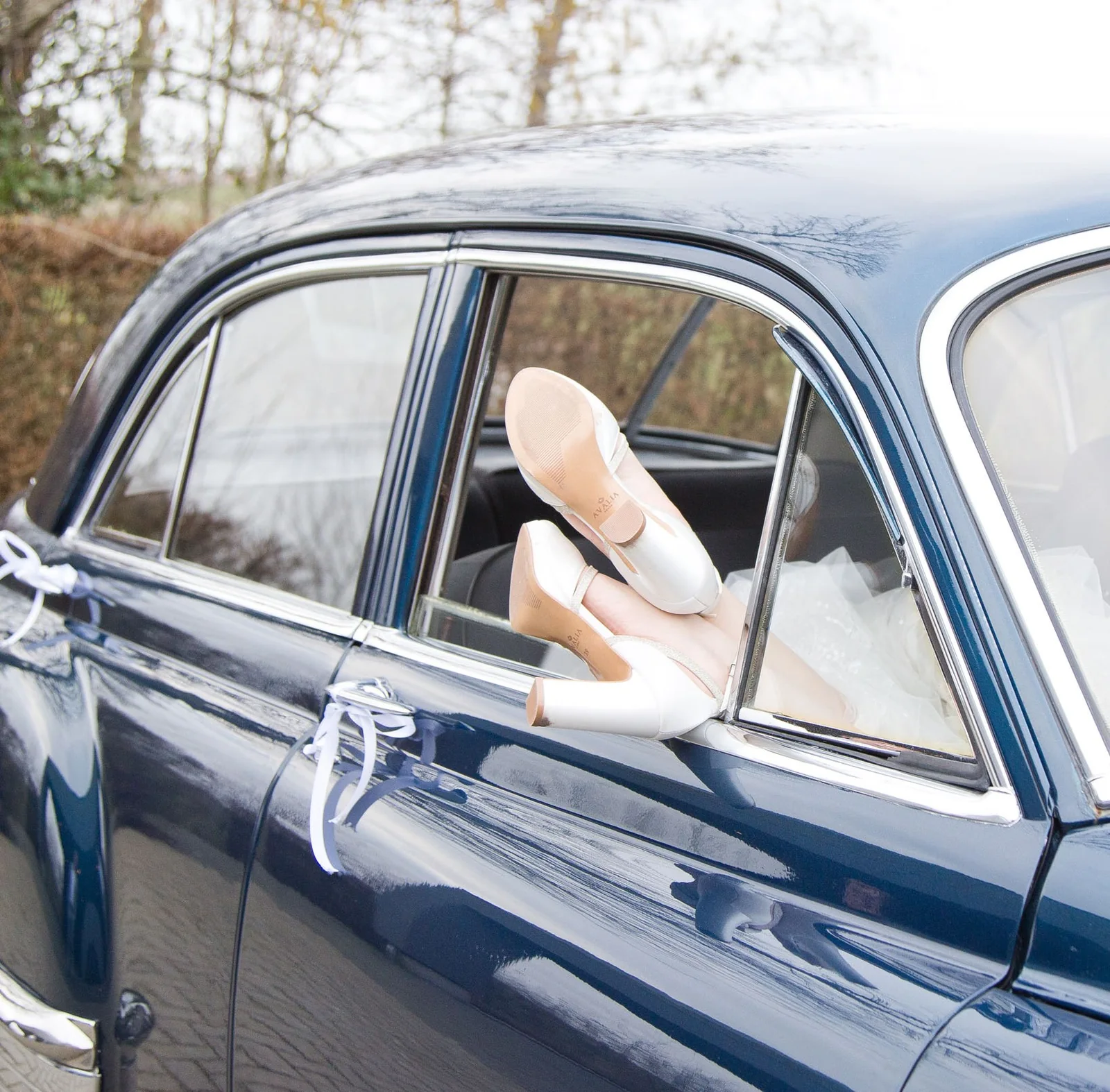 Een ontspannen moment met de voeten uit het raam van de Cadillac