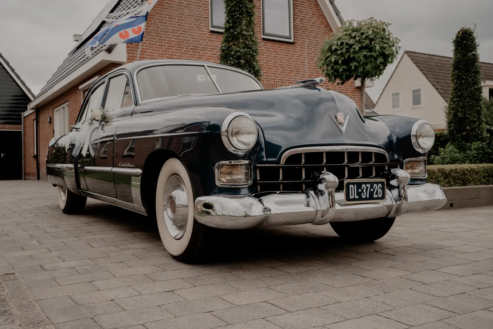 Cadillac Series 62 uit 1948, laag gefotografeerd met chromen grille en whitewallbanden