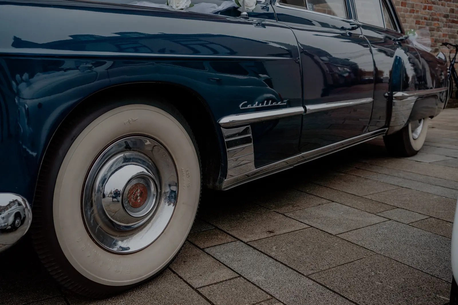 Whitewallbanden, chroom en blauwe carrosserie van de Cadillac