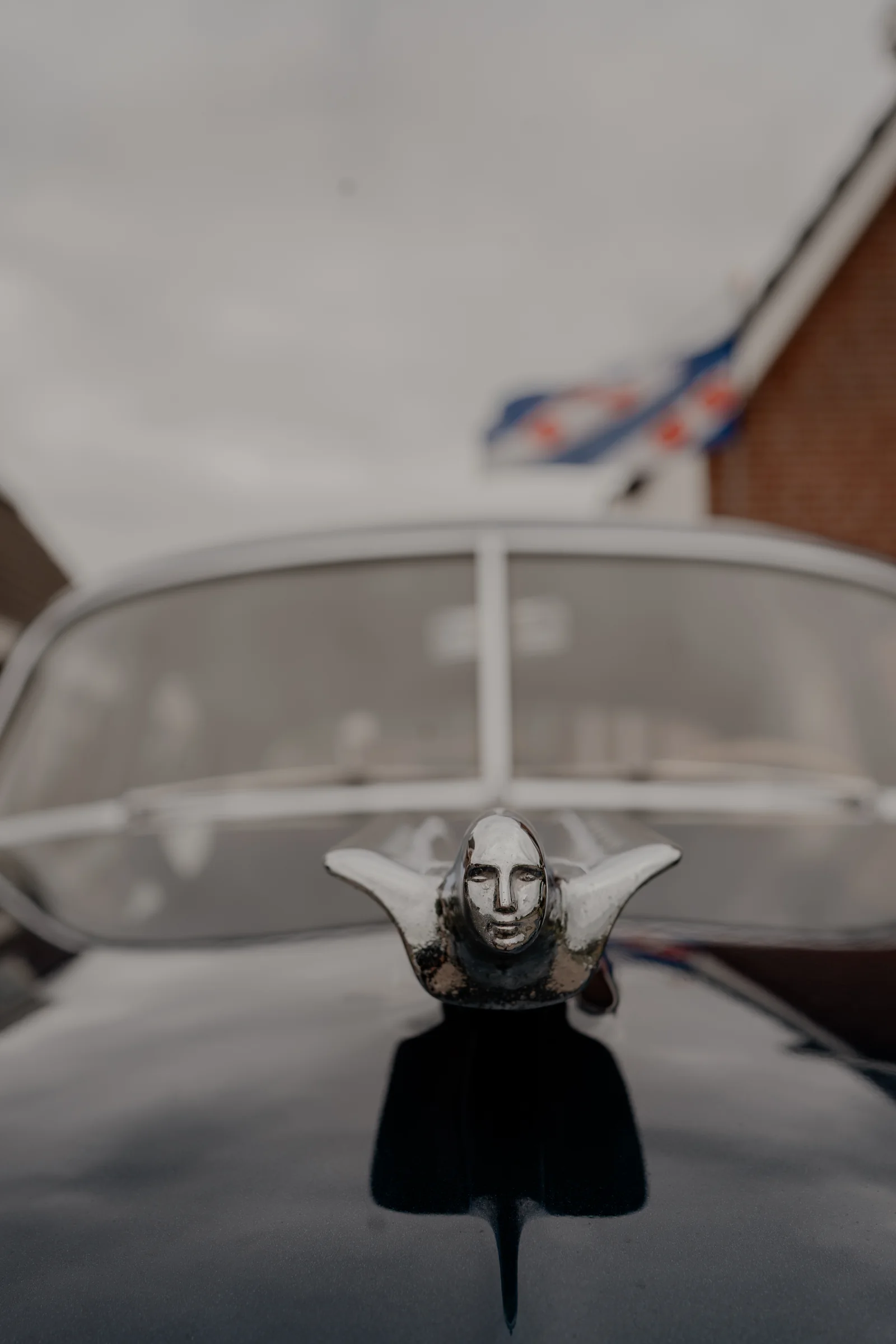 Het chromen motorkapornament van de Cadillac uit 1948