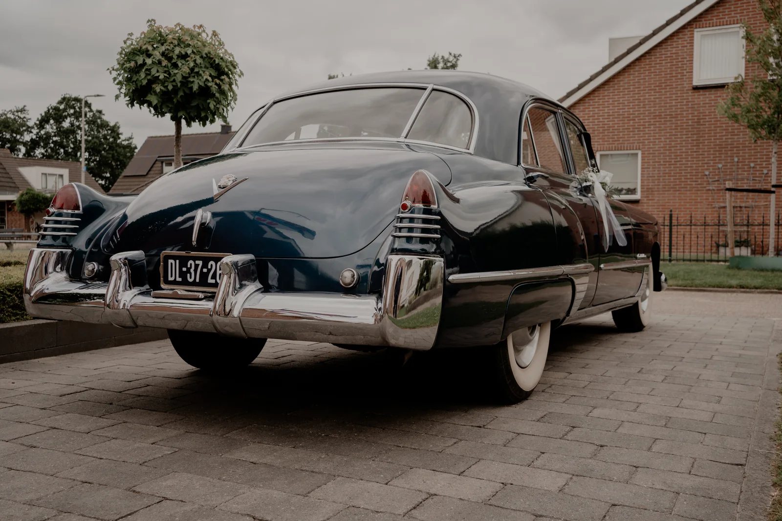 De chromen achterbumper en staartvinnen van de Cadillac uit 1948