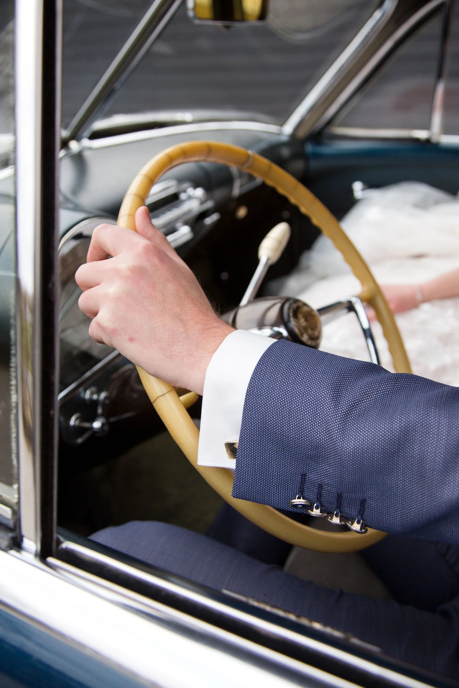 Jochem achter het originele stuur van de Cadillac